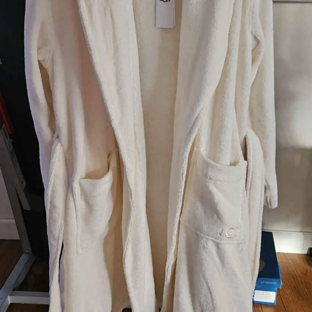 UGG Luxury Robe. - Picture 4 of 5